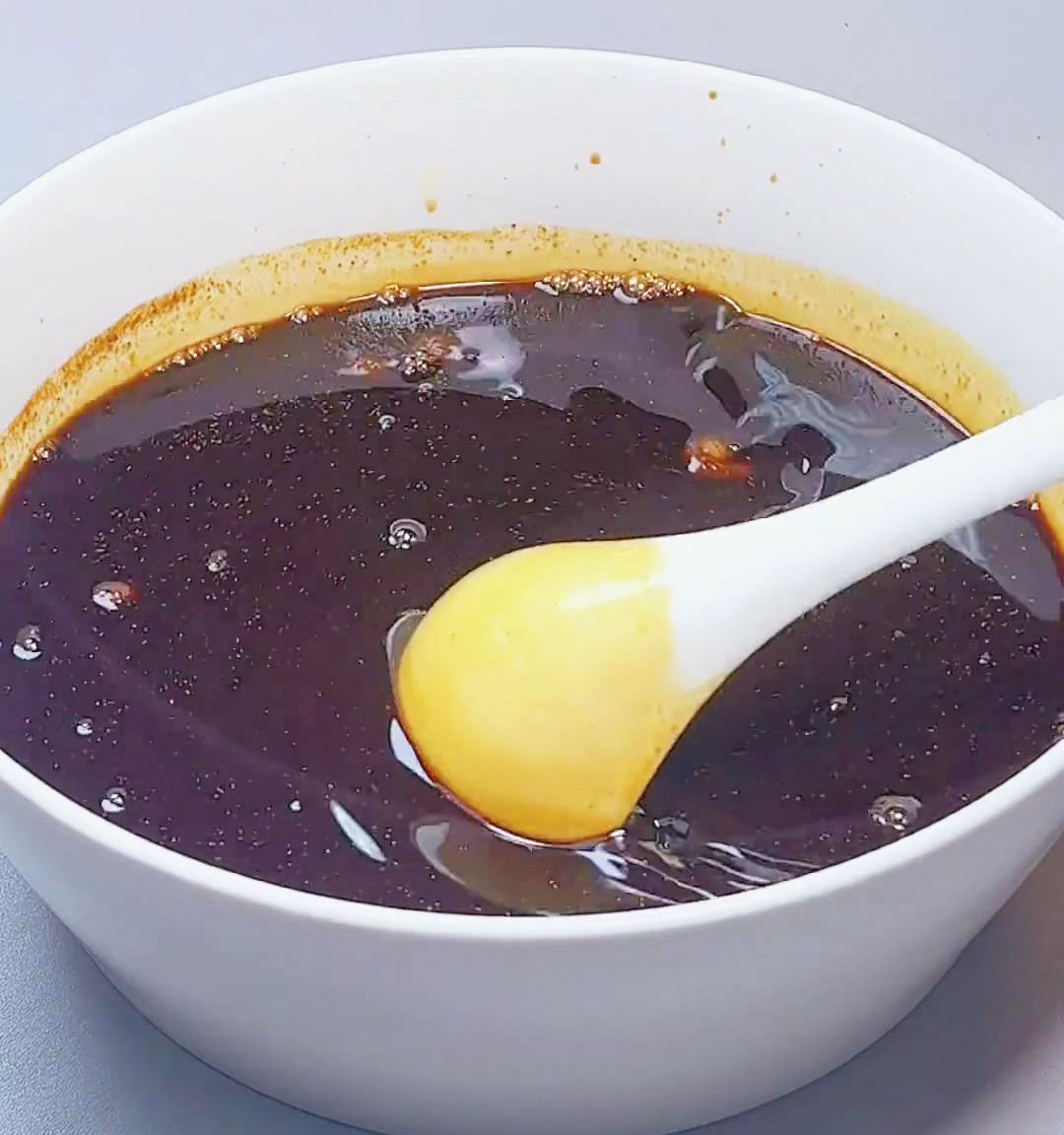 In a large bowl, mix light soy sauce, Shaoxing Wine, and a pack of 45g thirteen spices