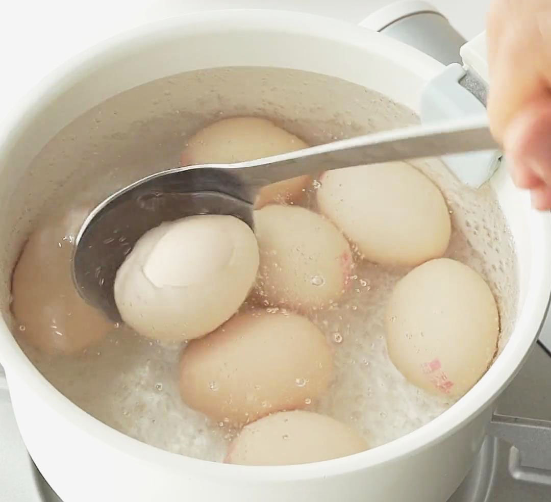 Prepare a pot with water and bring to a boil. Once it boils, cook the eggs over medium heat for 6 minutes
