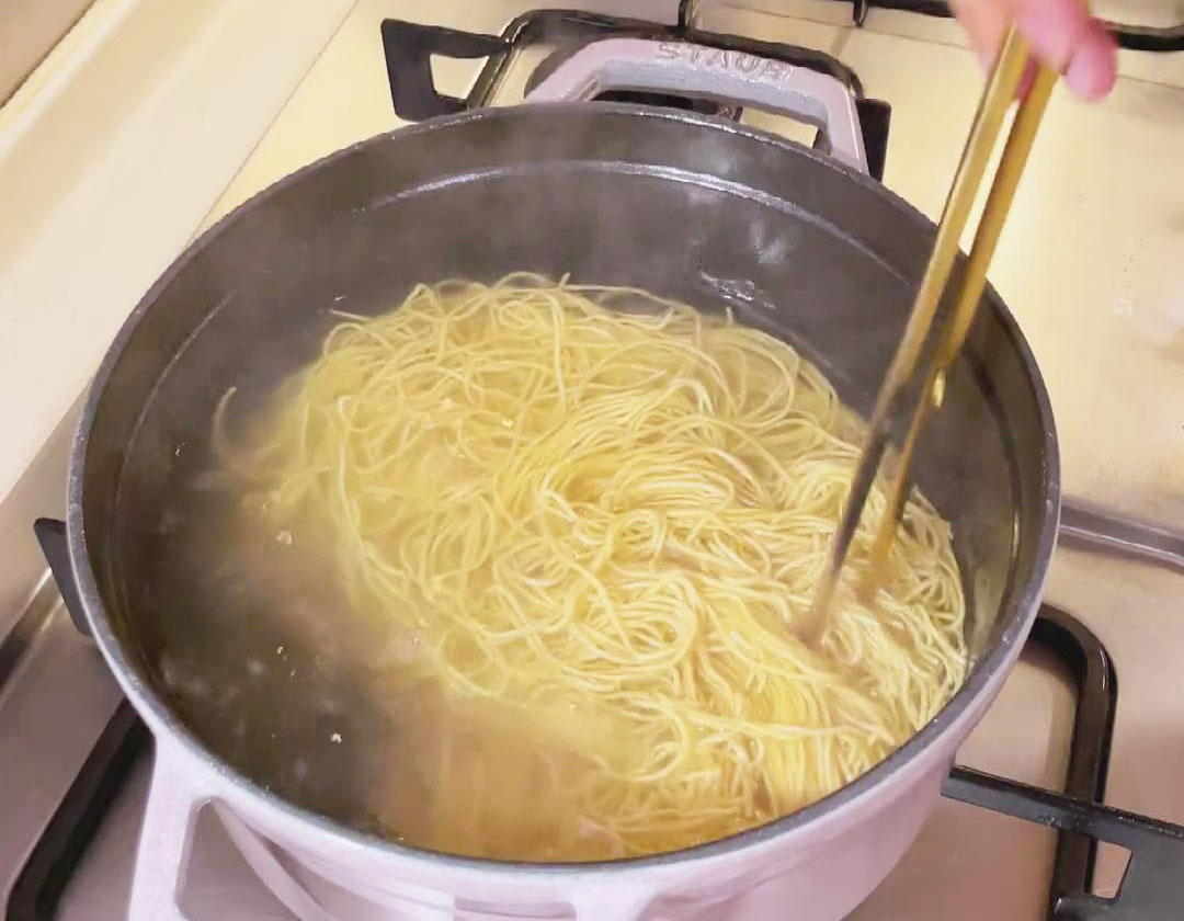 Soak the noodles in boiled water for about 2 minutes