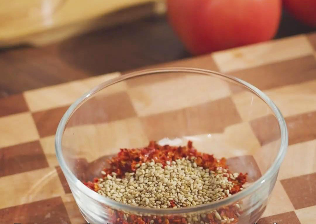place the chili flakes and white sesame seeds in a heat resistant bowl