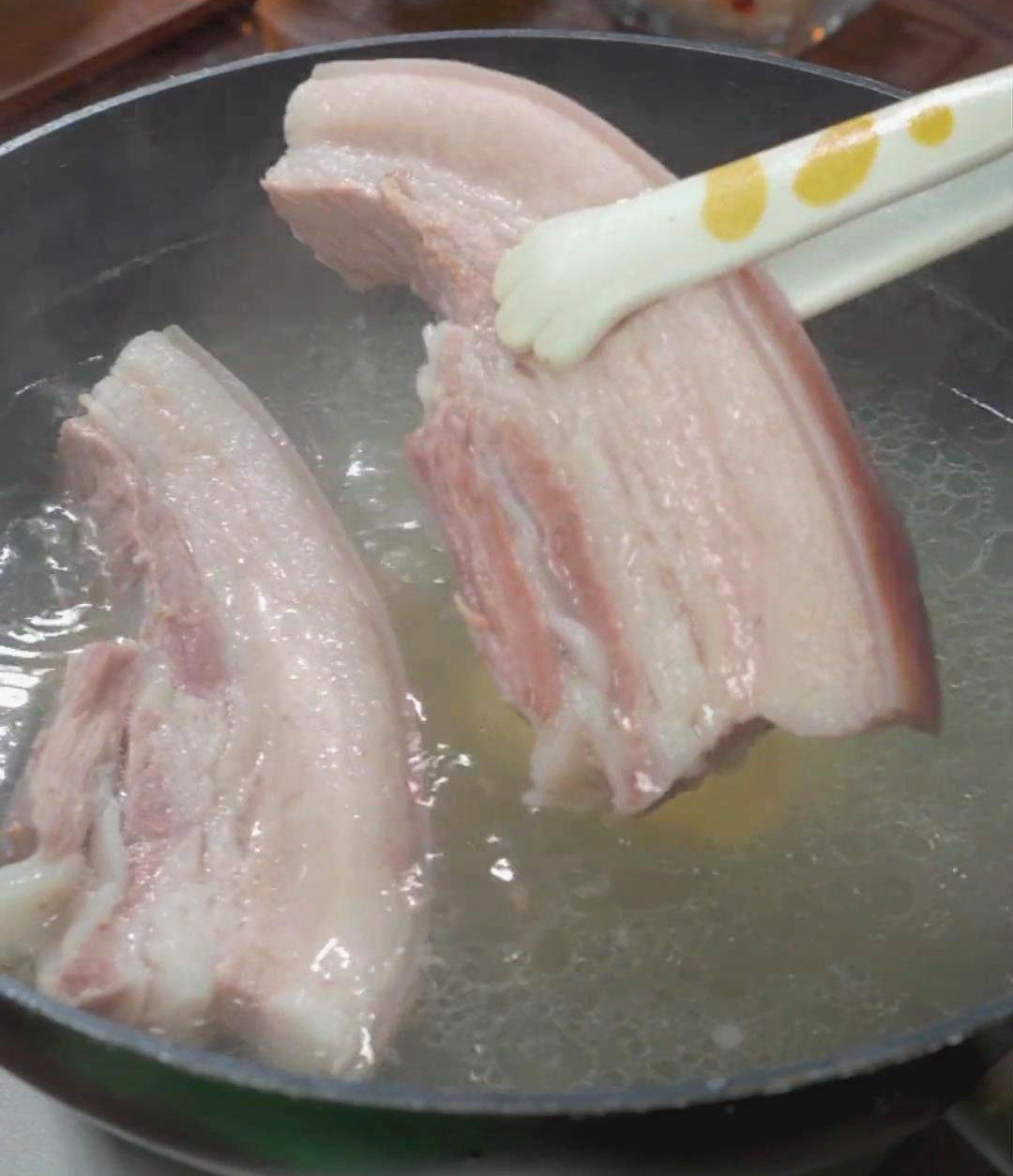 Boil the pork belly in the pot for 30 minutes