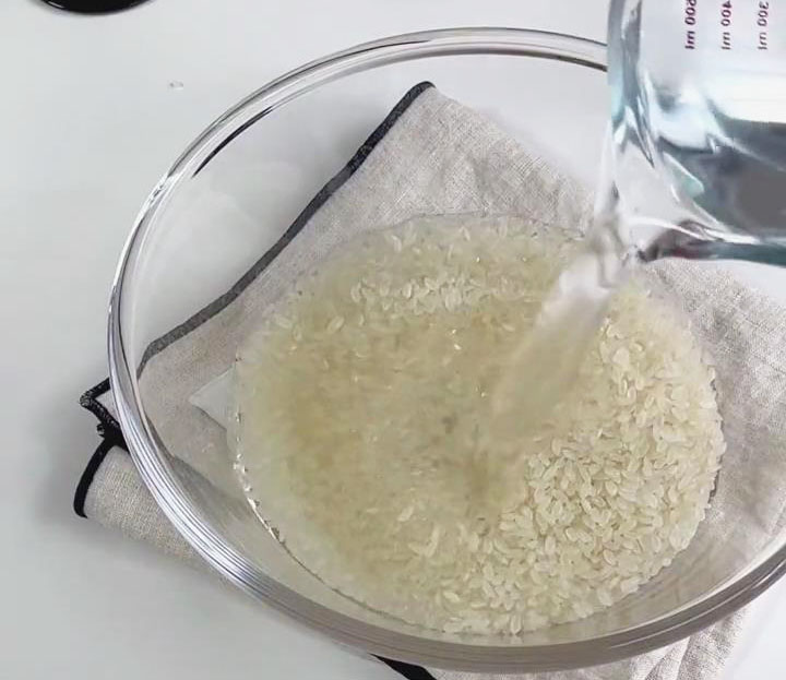 Clean the rice with water