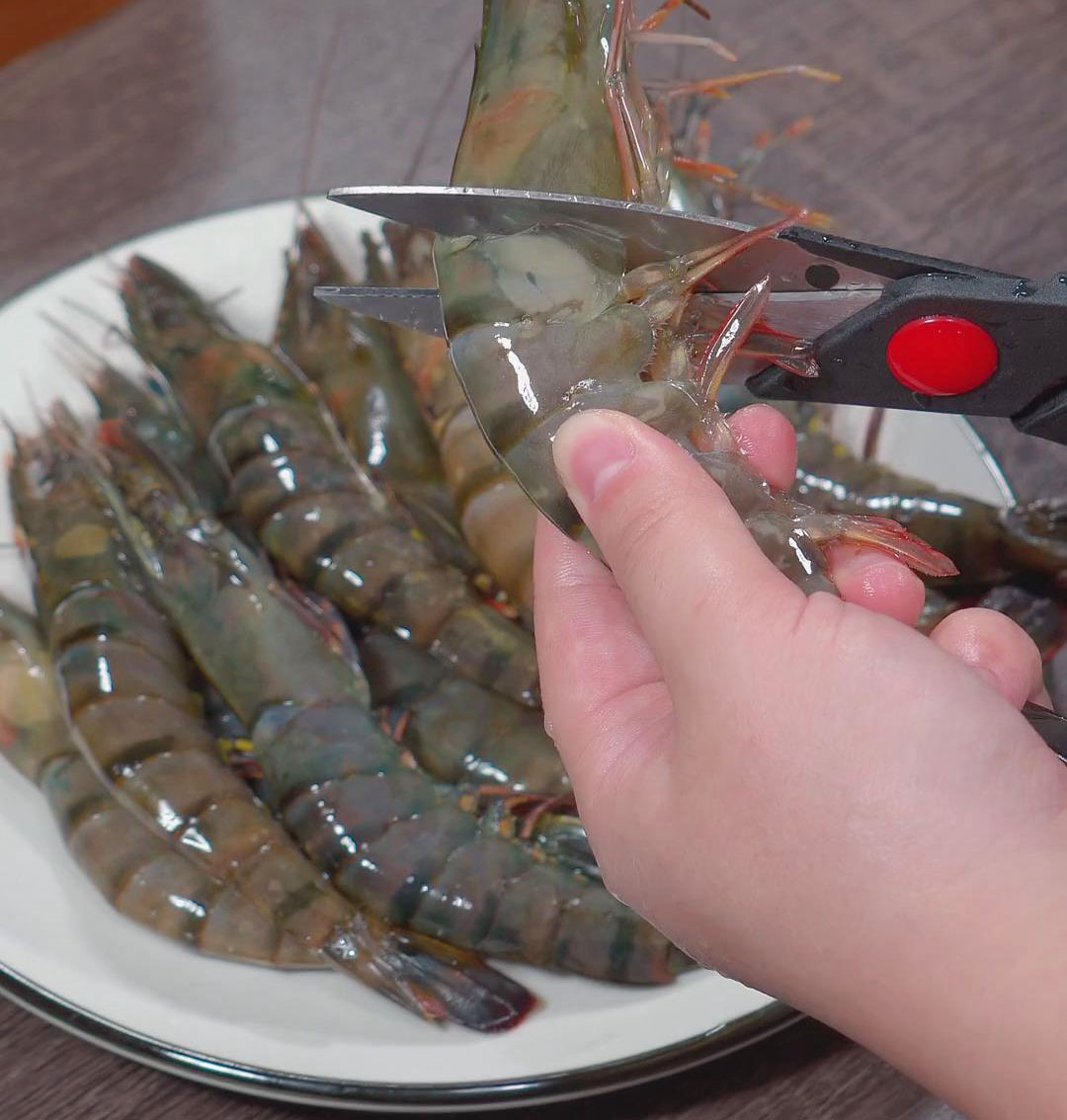 Cut off the shrimp heads