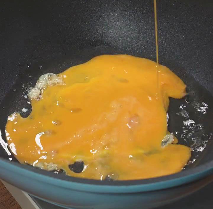 Heat oil in a pan and make the scrambled eggs