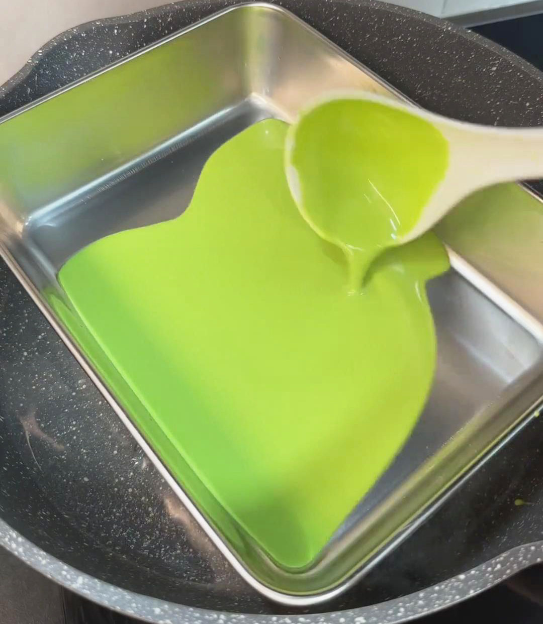 Pour the pandan mixture first and create an even, thin layer