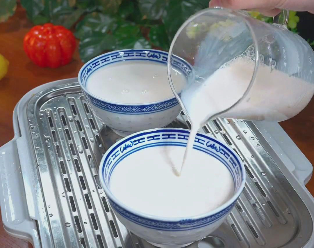 Pour the selected milk into a heatproof bowl