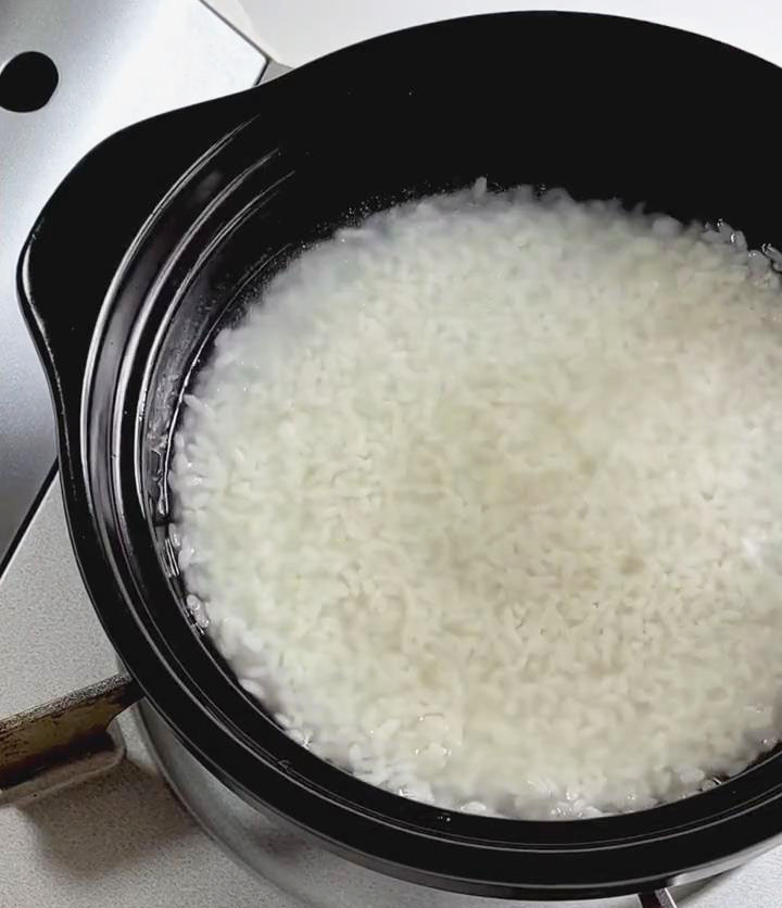 Pour water at about 1cm higher than the rice level