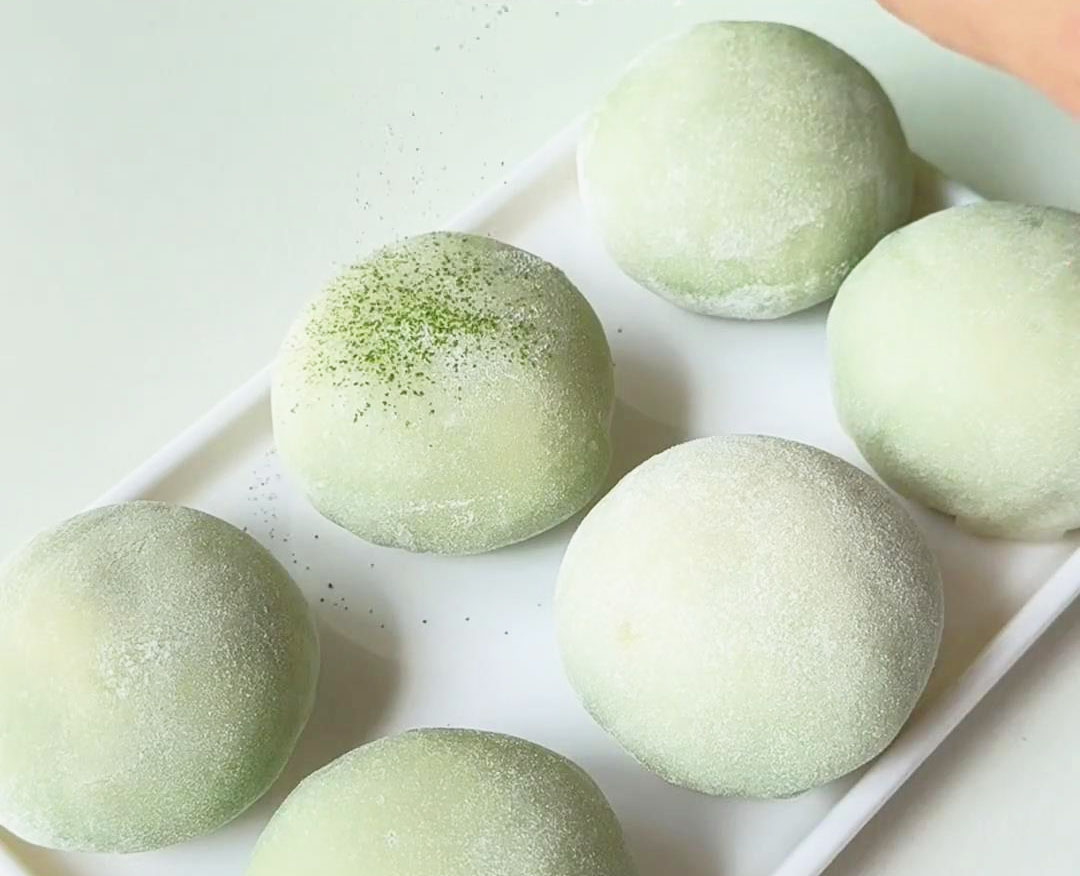 Sprinkle the assembled matcha mochi with a little matcha powder for garnish