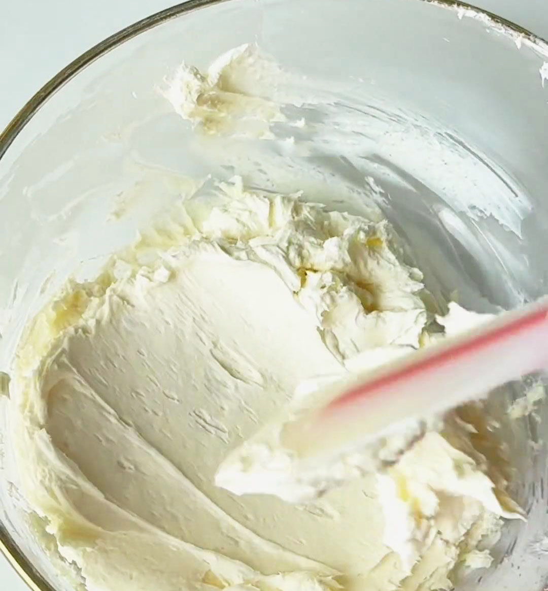 combine 200g of cream cheese with 30g of sugar