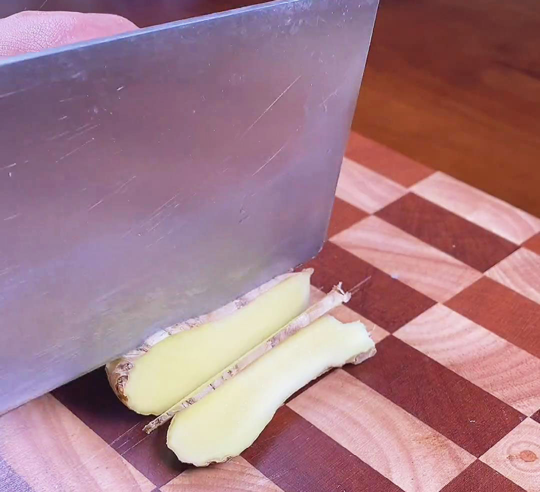 slice the ginger into thin slices
