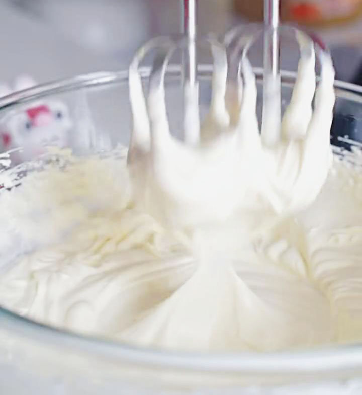 whisk together 300g of whipped cream and 20g of sugar