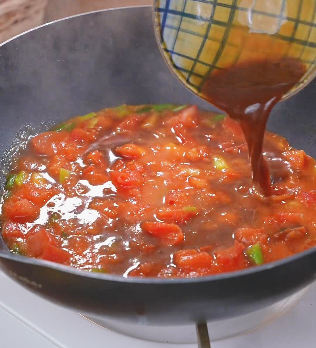 Mix the sauce once more and pour into the pan