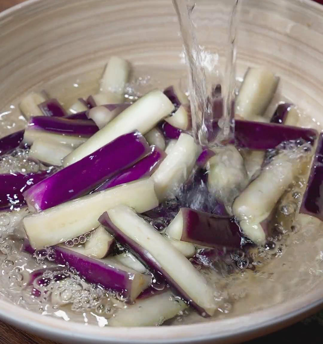 Rinse the chopped eggplant