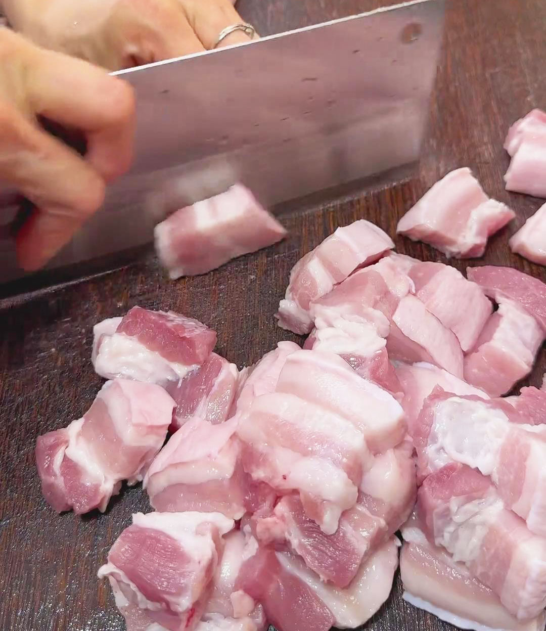 Wash the pork belly and cut it into 1 cm thick slices