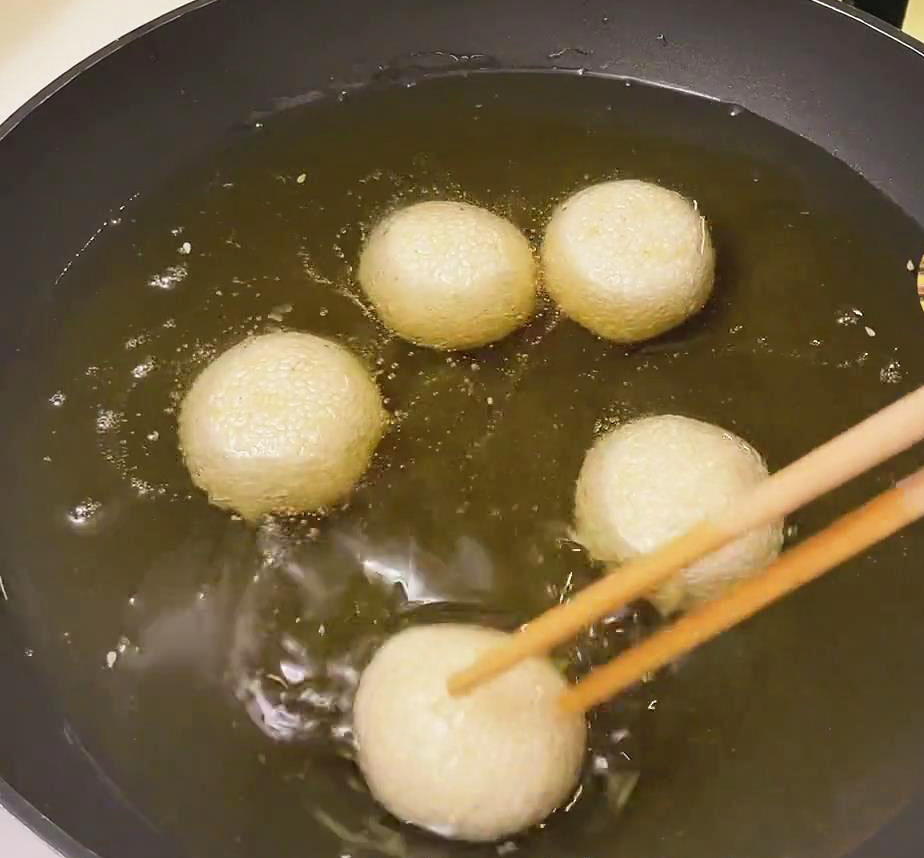 place the sesame balls in the oil and fry for about 13 minutes