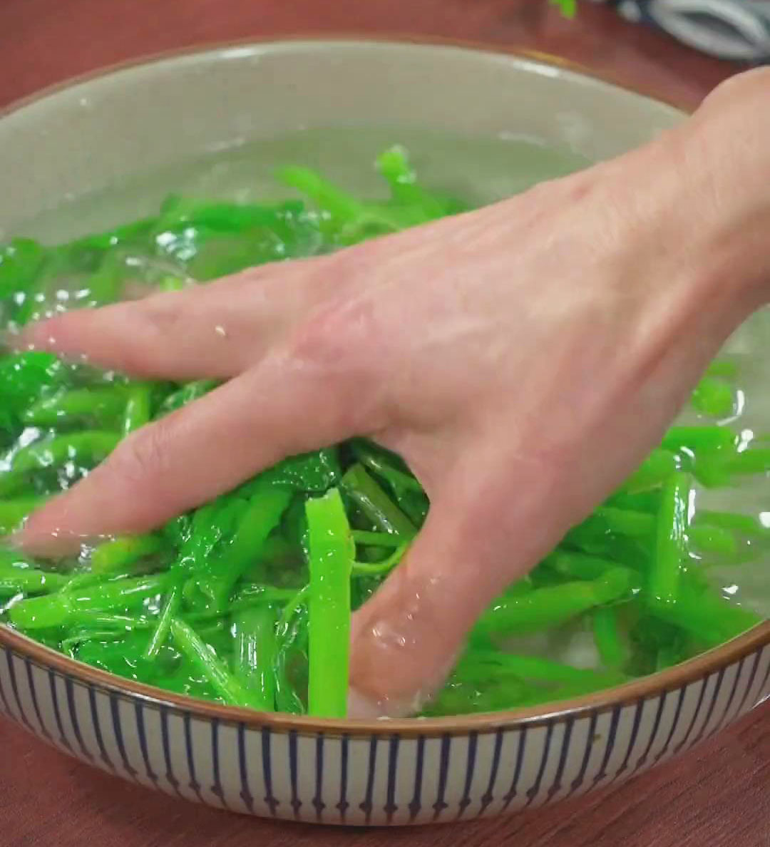 remove the Ong Choy from the pot and soak it in cold water