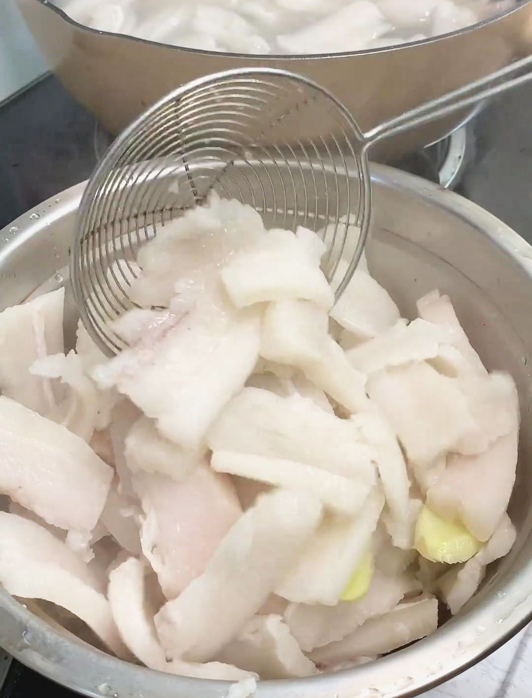 remove the blanched pork fat and drain the water
