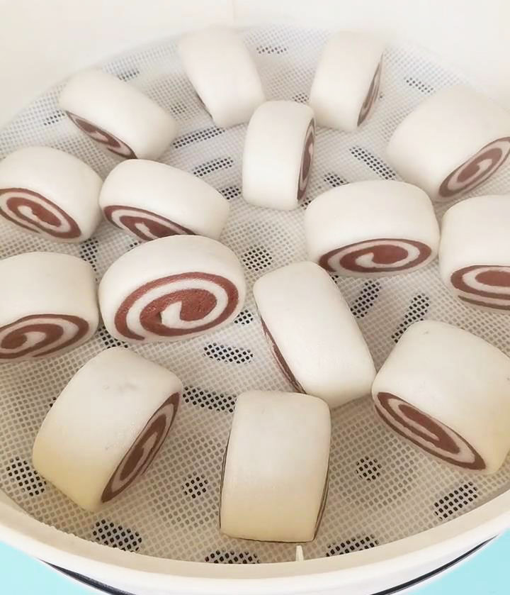 Chocolate Spiral Mantou after steaming