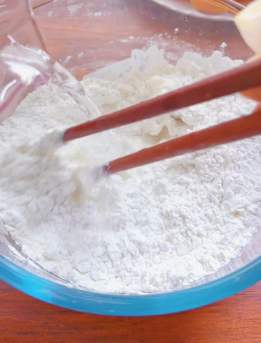 Gradually add 170g of boiling water to the flour mixture