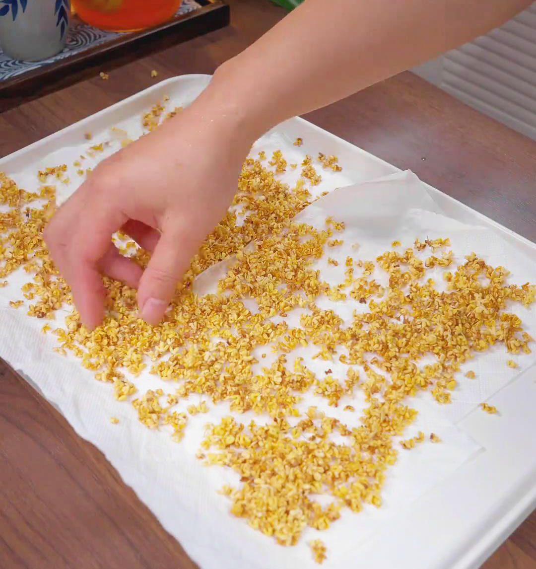 Let osmanthus flowers dry on a tray with paper towels