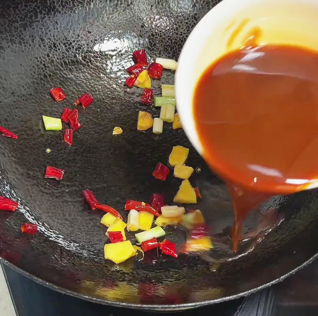 Mix the sauce once more and add it to the pan