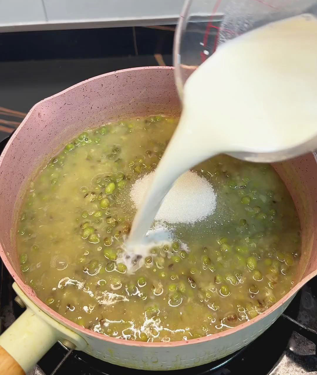 Pour the milk and glutinous rice flour mixture into the pot