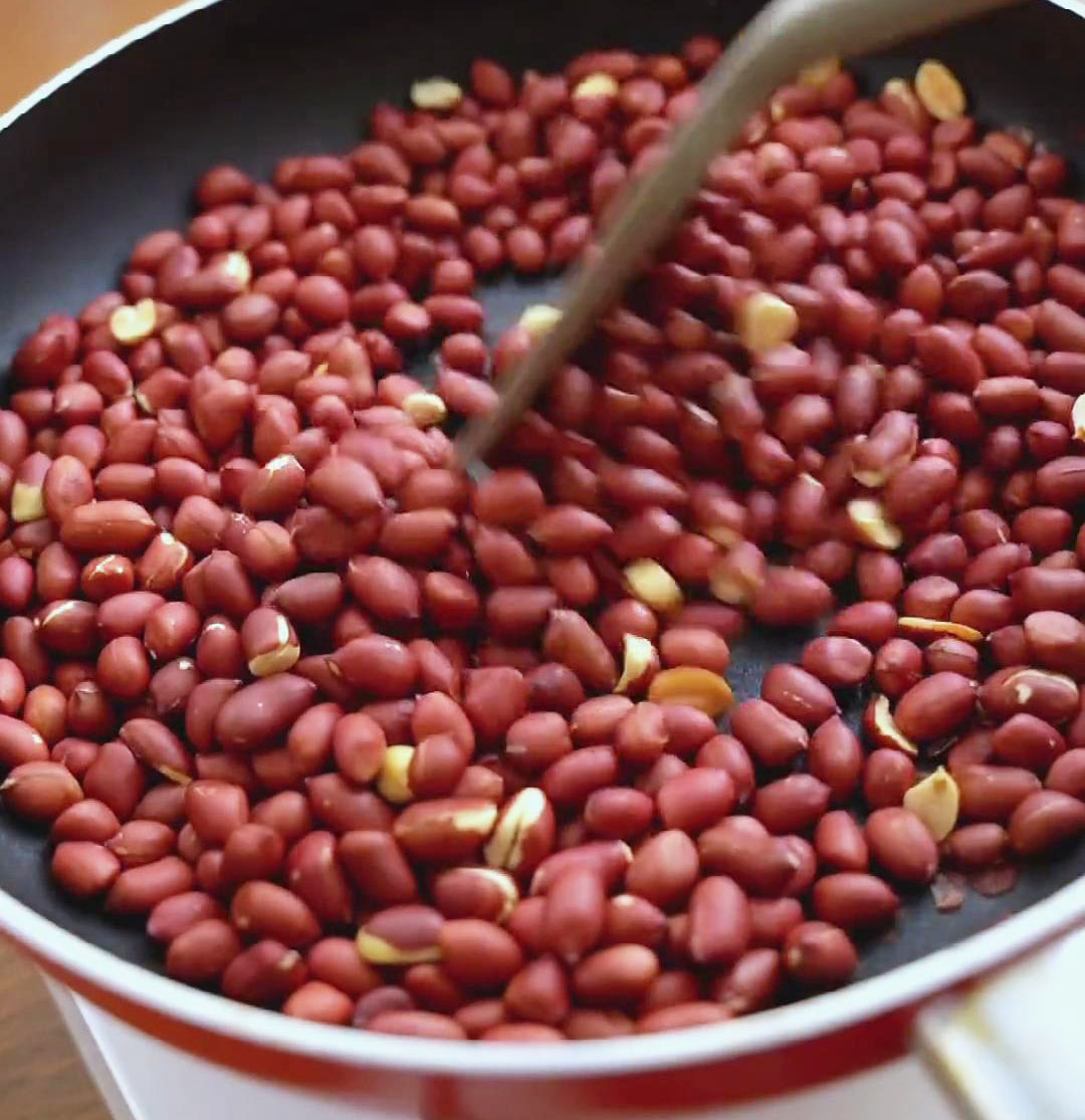Roast the raw peanuts in the pan