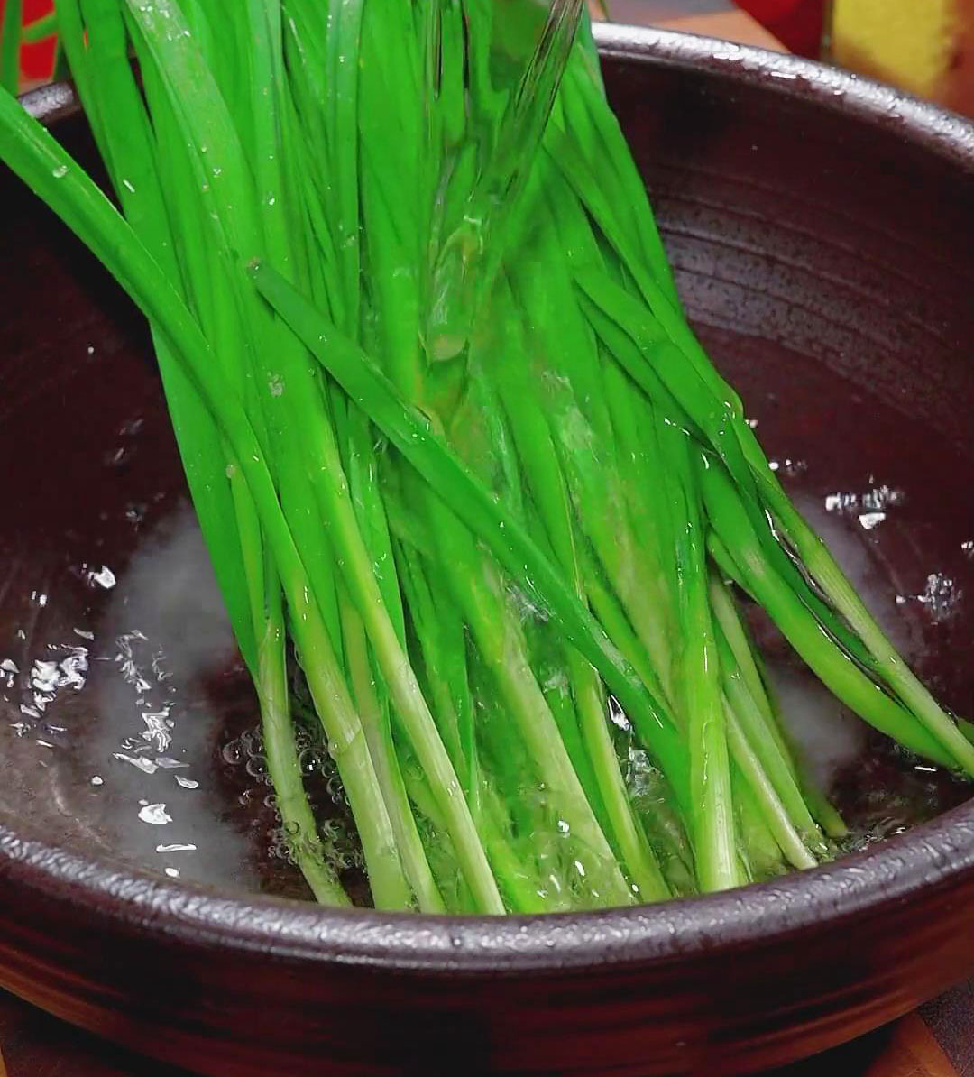 Soak the chives in clean water