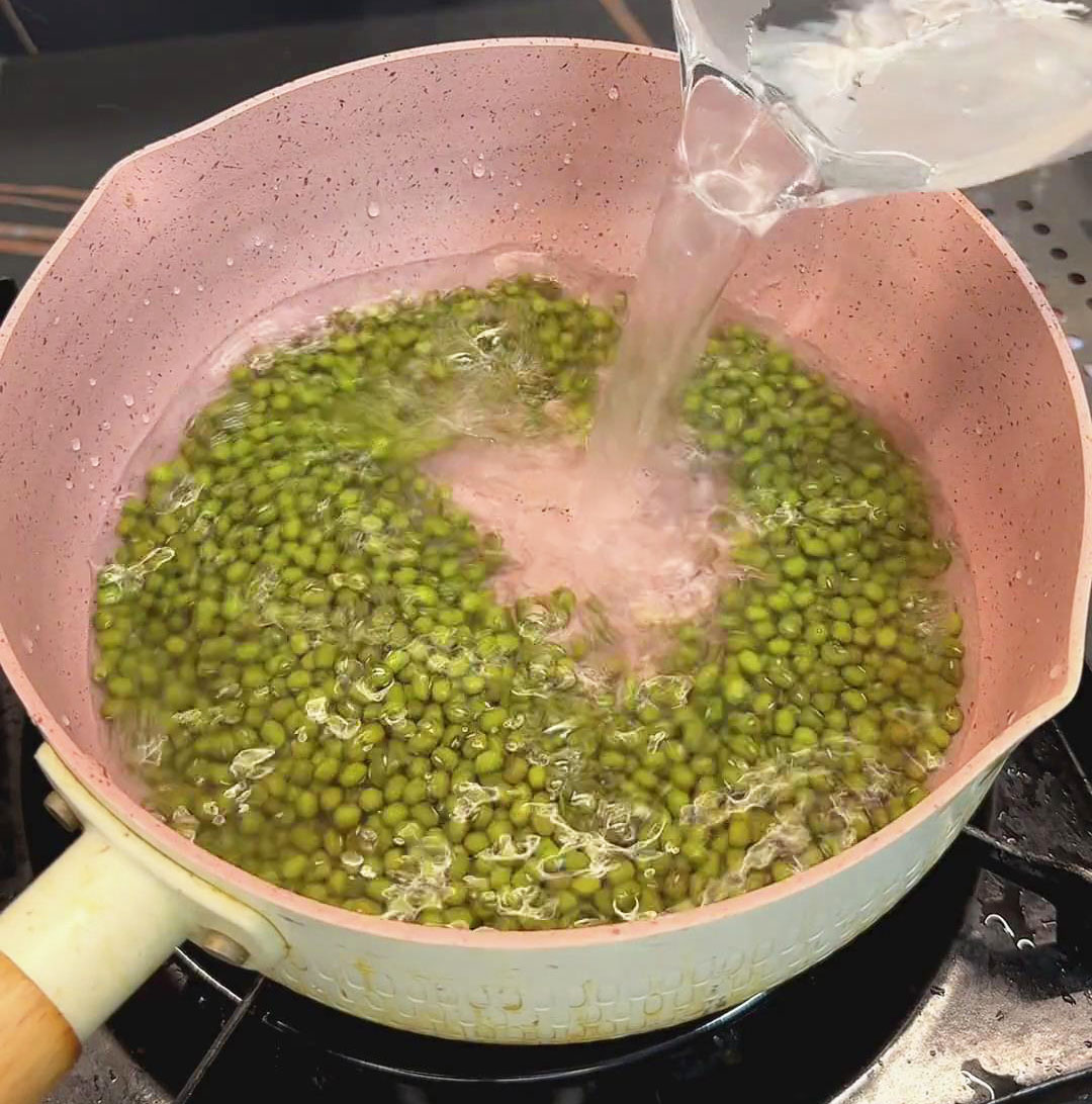 add the rinsed mung beans and cover them with water