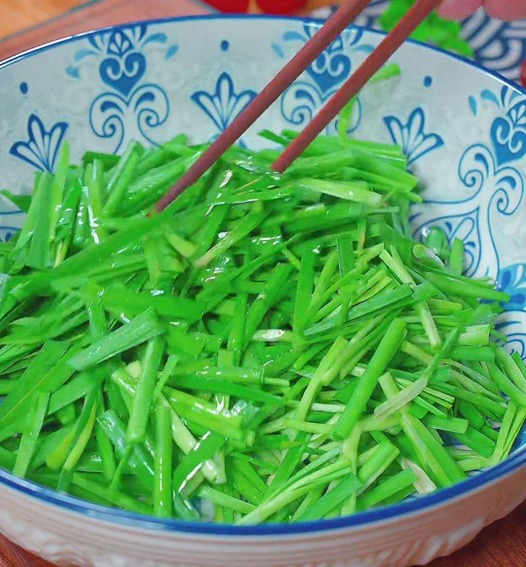 mix the chopped chives with a spoonful of oil