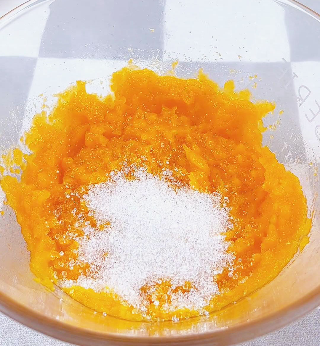 Add 20 grams of sugar to the pumpkin puree