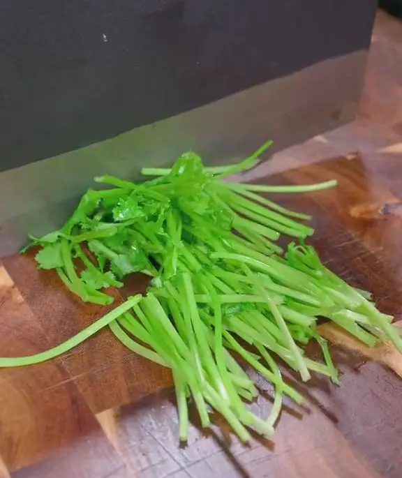 Chop coriander into thin slices