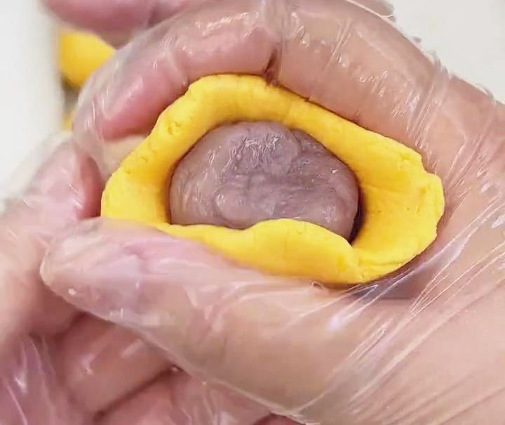 Fold the dough around the filling
