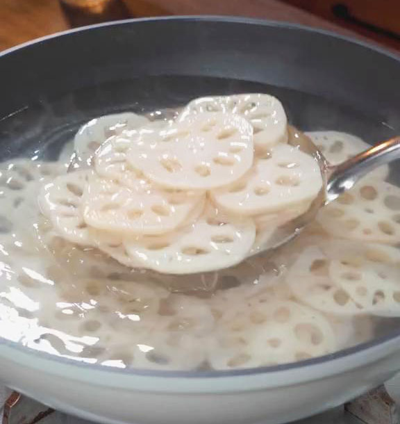 add the lotus root slices and boil for 1 minute