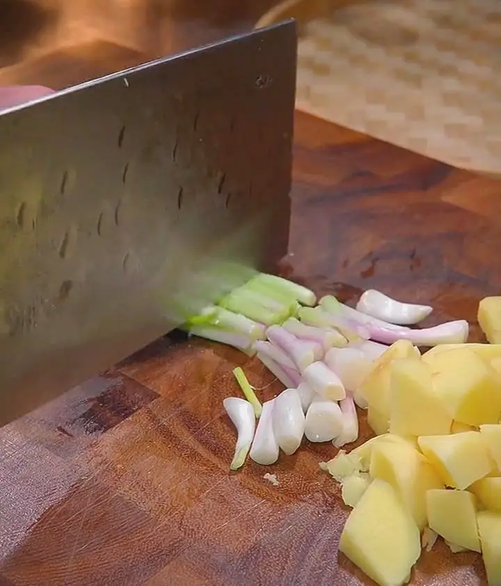 chop green onions into small pieces