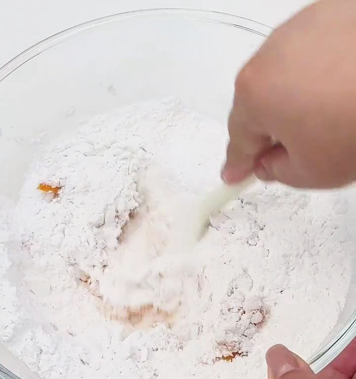 combine the pumpkin puree with glutinous rice flour