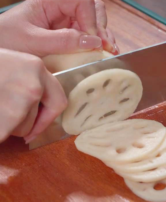 cut the lotus root crosswise into thin