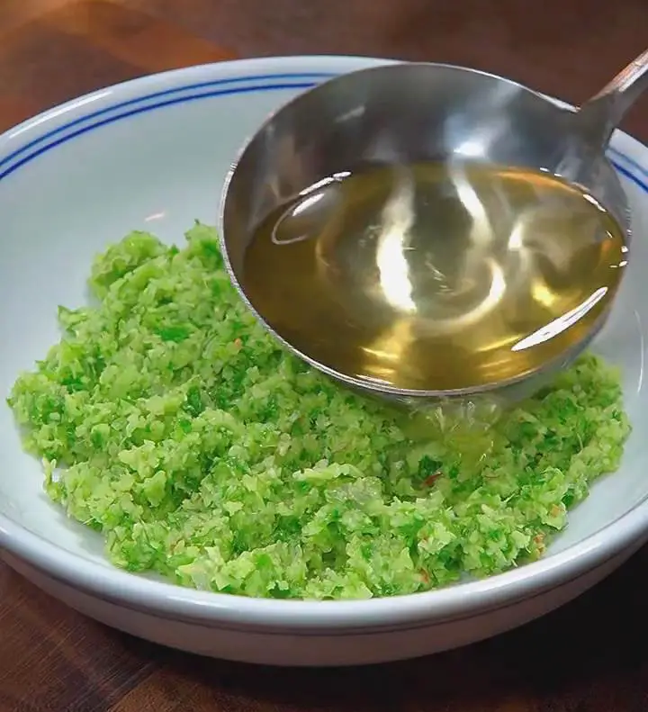 pour the hot oil over the blended ginger