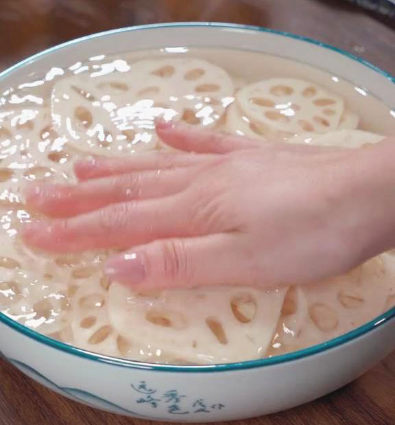 rinse the lotus root slices