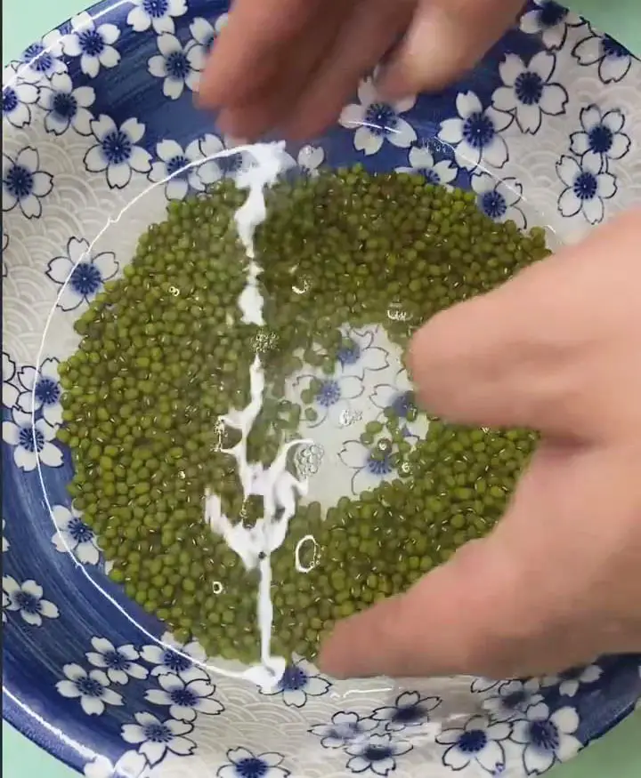 Rinse the mung beans